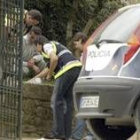 Un policia recoge muestras en el Paseo de la Alameda de Santiago