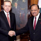 El presidente de Turquía, Recep Tayyip Erdogan (izquierda), junto a su homólogo paquistaní, Mamnoon Hussain, en Islamabad, el 16 de noviembre.