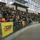 Aspecto de la Pista de Atletismo Cubierta de Sabadell, con los asamblearios de la CUP, este domingo.