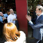 Rajoy, en las calles de Elche, donde asistió al Congreso Nacional de Pymes y Autónomos. M. LORENZO