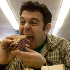 Adam Richman comiendo en el programa 'Crónicas carnívoras'.