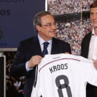 Toni Kroos junto a Florentino Pérez el día de la presentación del jugador alemán en julio del 2014.