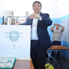 El primer ministro italiano, Matteo Renzi, deposita su voto.
