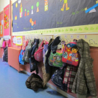 Abrigos colgados en el pasillo de un colegio. EP