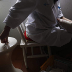 Imagen de una enfermera con un paciente en un consultorio médico. JESÚS F. SALVADORES