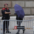 Uno de los acusados de ’la Manada’ de Manresa se tapa con un paraguas a su llegada a la Audiencia de Barcelona, en una foto de archivo.