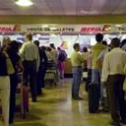Colas de usuarios frente a los mostradores de Iberia en Barajas