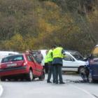 El fallecido viajaba en el Renault Clio rojo que tras chocar contra la furgoneta se empotró contra un muro de hormigón