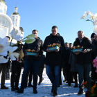 El presidente del Gobierno, Pedro Sánchez, realiza una ofrenda floral a los caídos en la guerra durante su visita el barrio de Irpin en Bucha, cerca de Kiev, Ucrania, junto al alcalde de la ciudad, Anatoly Fedoruk. MONCLOA/ BORJA RUIZ DE LA BELLACASA/ EFE