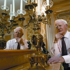 John Le Carré posa en una de las salas del Hotel Palace de Barcelona, en el 2007, durante la promoción de la novela 'La canción de los misioneros'.