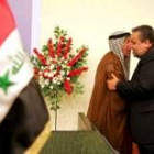 Hachem Hasani abraza al presidente saliente del Parlamento iraquí