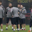 Los jugadores del F.C. Barcelona durante la sesión preparatoria del equipo azulgrana.