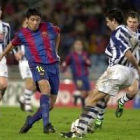 El barcelonista Riquelme lucha por un balón frente a un jugador donostiarra