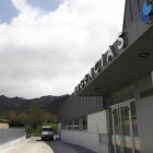 Entrada de urgencias del centro de salud de Babia, en San Emiliano.