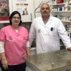 El veterinario Enrique Barroso y María Bayón, en las instalaciones de la Clínica. DL