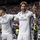 Sergio Ramos celebra el gol que le marcó de cabeza al Betis en el Santiago Bernabéu. J. J. GUILLÉN