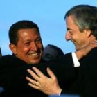 Chávez abraza a Kirchner en su visita a Buenos Aires