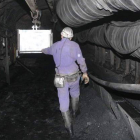 Un minero durante su jornada en las instalaciones de La Hullera Vasco-Leonesa.