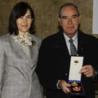 Ángeles González-Sinde, con el hijo de Victoriano Crémer, Rafael, quien muestra la Medalla de Oro qu