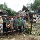 Habitantes de Cumanak observan los destrozos en viviendas tras el terremoto.