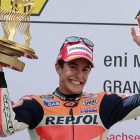 Marc Márquez levantando el trofeo de campéon del pasado Gran Premio de Alemania.