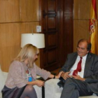 La alcaldesa de San Andrés, Eugenia Gancedo, y el secretario general de Vivienda, Javier Ramos.