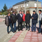 Los diputados provinciales, con el alcalde de Cubillos en la calle.