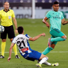 El jugador del Real Madrid Casemiro dispara a portería ante el rival Marc Roca. ESTÉVEZ
