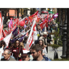 Un momento de la manifestación por la capital berciana atravesando la céntrica calle Pérez Colino. L. DE LA MATA