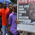 Varios sudafricanos esperan para dar el último adiós a Mandela en la capilla ardiente montada en Unions Building.