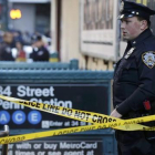 Un policía hace guardia frente a la Penn Station de Nueva York.