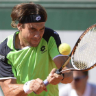 El tenista español David Ferrer, devuelve una bola a su compatriota Tommy Robredo, durante el partido de cuartos de final del Torneo de tenis Roland Garros disputado en París, Francia, el 4 de junio de 2013.
