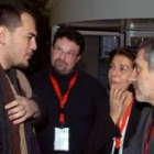 El cantante Ismael Serrano (izquierda) conversa con Llamazares durante la 8.ª Asamblea Federal