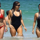 Kourtney Kardashian luce sus curvas en Miami Beach.