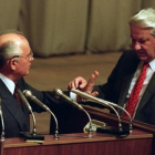 El presidente de la URSS, Mijail Gorbachov, (derecha)  con el presidente de la Federación Rusa, Boris Yeltsin, en agosto de 1991.