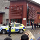 La policía sueca acordona el colegio asaltado, este jueves, en Trollhattan.
