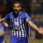 Yuri, celebrando el 2-1, anotó un doblete que permitió a la Deportiva Ponferradina ganar y quién sabe si salvó la cabeza del entrenador. L. DE LA MATA