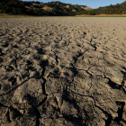 El lecho seco de un lago debido a la crisis climática. JOHN G. MABANGLO