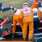 El piloto francés de Marussia-Ferrari pierde el control de su monoplaza y golpea la grúa que retiraba el coche de Adrian Sutil.