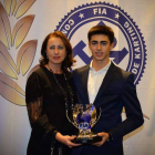 David Vidales junto a su madre Sandra Ajenjo en la Gala de la FIA en la que recibió el trofeo de subcampeón del mundo. DL