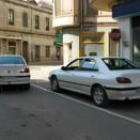 Un taxi realiza la maniobra para estacionar en la parada de la calle de Tejedores
