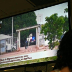 Una mujer sigue la noticia de la masacre en la prisión de Brasil a través de la televisión.