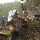 La retirada del chasis se realizó con una grúa.