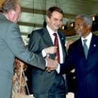 El Rey saluda a Kofi Annan en presencia de Zapatero en la cumbre de Madrid