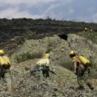 Las brigadas contra incendios atacan un fuego que se originó en Omaña