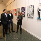 El alcalde, flanqueado por los dirigentes local y autonómico de CC.OO., siguen la exposición.