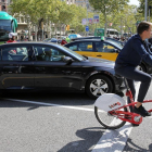 Un Uber y un  taxi este miércoles en Barcelona