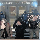 Miembros del Frente Atlético salen de comisaria.
