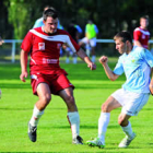 Ivi intenta controlar el balón ante la oposición de un jugador asturiano.