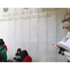 Un grupo de estudiantes de la Universidad de León, a las puertas de Biología